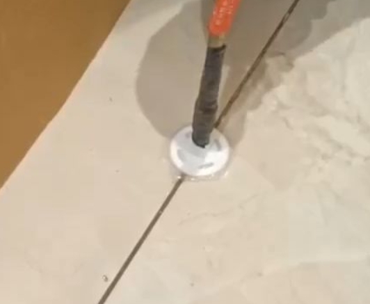 永顺瓷砖空鼓维修公司专业解答瓷砖在铺贴过程中，如果没有涂抹均匀到位的粘结材料（如水泥砂浆或瓷砖胶），可能会导致以下问题