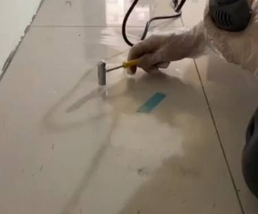 永顺瓷砖开裂维修公司专业分享瓷砖在铺贴前如果没有沥干水分，将会导致以下问题